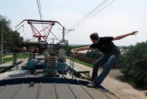 ditinu-urazilo-strumom-pid-chas-selfi-na-potyagu