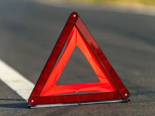 avtivka-vletila-u-parkan-i-perekinulasya-vodiy-zaginuv