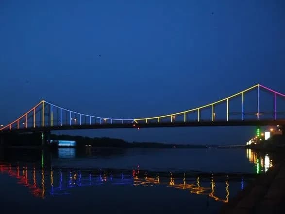 u-kiyevi-pishokhidniy-mist-na-trukhaniv-ostriv-pokrili-spetsrozchinom