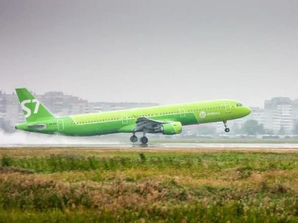 u-rf-layner-yakiy-pryamuvav-u-moskvu-zdiysniv-vimushenu-posadku-cherez-smert-pasazhira