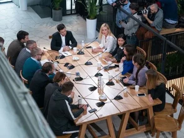 psikholog-otsinila-zdatnist-zelenskogo-vitrimati-bagatogodinniy-pres-marafon