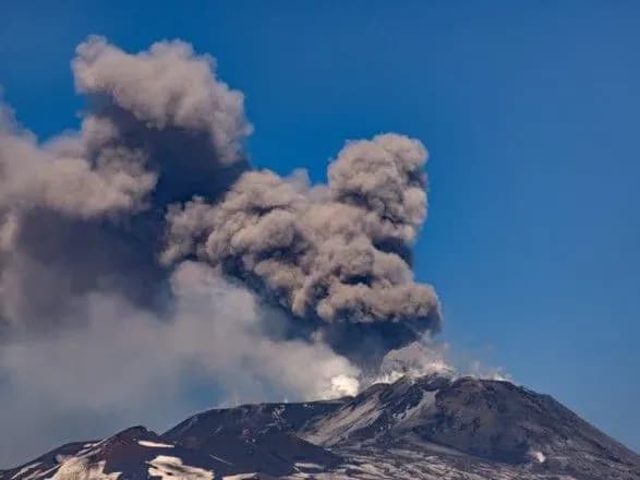 na-sitsiliyi-aktivizuvavsya-vulkan-etna-chastinu-aviaprostoru-zakrili