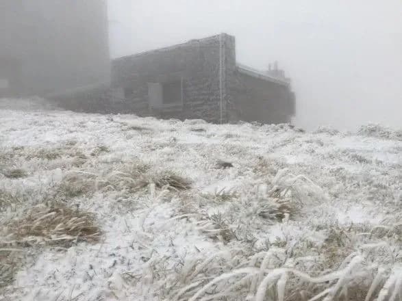 visokogirya-karpat-zasipalo-snigom