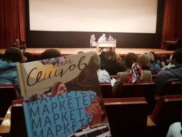 sentsov-u-kiyevi-prezentuvav-svoyu-avtobiografichnu-knizhku