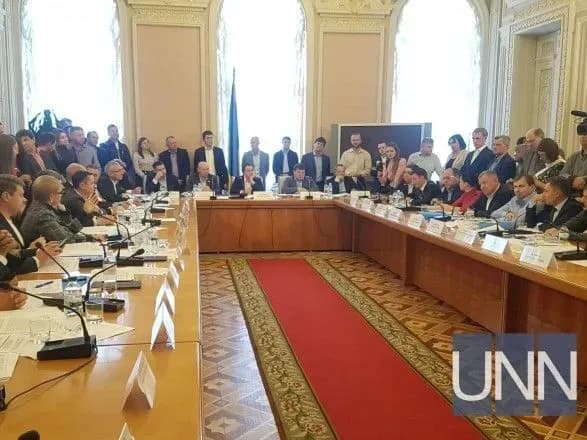 komitet-pochav-rozglyad-zakonoproektiv-schodo-rinku-zemli-uryadoviy-variant-zustrili-krikami-ganba