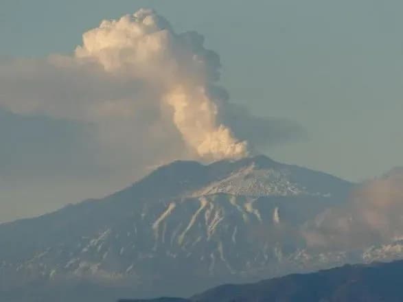 v-italiyi-znovu-aktivizuvavsya-vulkan-etna-chastinu-aviaprostoru-zakrili
