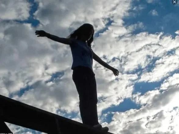 u-zaporizhzhi-nepovnolitnya-malo-ne-kinulasya-z-dakhu