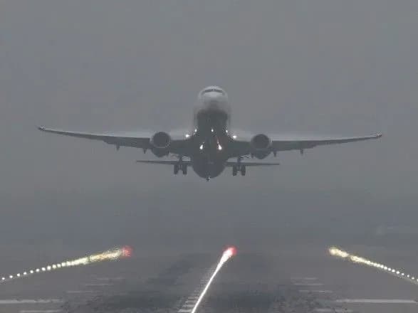 u-zhulyanakh-chetvertiy-den-vidminyayut-ta-perenosyat-reysi-cherez-tuman