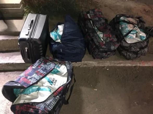 zakarpatski-mitniki-viluchili-200-kg-sportivnogo-kharchuvannya