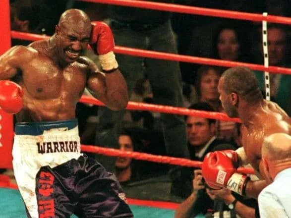 eksbokser-kholifild-rozpoviv-scho-vidchuvav-do-taysona-pislya-ukusu-za-vukho
