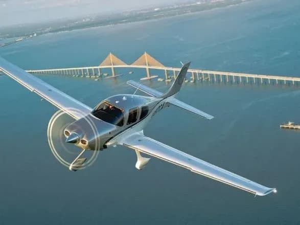 u-ssha-litak-vpav-na-zhitloviy-budinok-1