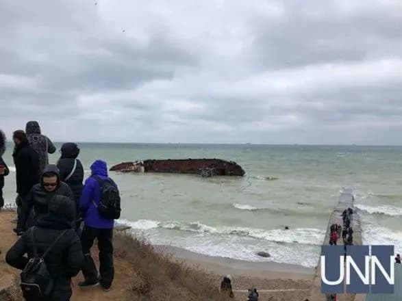 v-odesi-natovp-priyshov-podivitis-na-tanker-scho-zaznav-avariyi