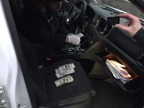 u-kiyevi-zatrimali-inspektora-z-okhoroni-navkolishnogo-seredovischa-na-khabari-6-tis-dolariv