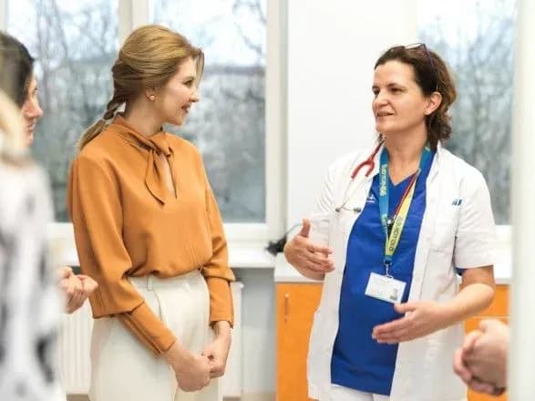 zelenska-v-estoniyi-vidvidala-bank-grudnogo-moloka