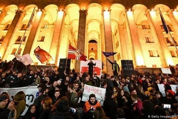 spetsnaz-rozignav-protestuvalnikiv-bilya-budivli-parlamentu-v-tbilisi