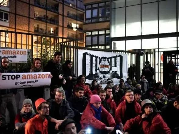 protivniki-chornoyi-pyatnitsi-u-frantsiyi-zablokuvali-magazini-vidomikh-brendiv