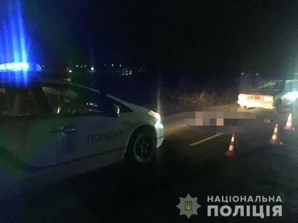 na-rivnenschini-pid-kolesami-legkovika-zaginuv-pishokhid