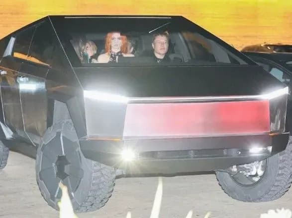 ilon-mask-proyikhavsya-po-malibu-na-tesla-cybertruck