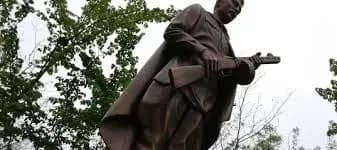 na-cherkaschini-pislya-restavratsiyi-zruynuvalasya-skulptura-voyina-vizvolitelya