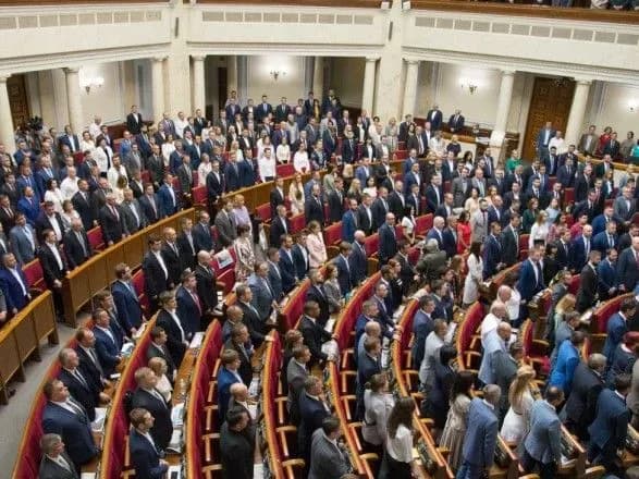 rada-vshanuvali-zagiblikh-ukrayinskikh-viyskovikh-khvilinoyu-movchannya