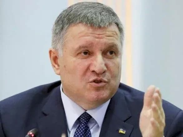 kileru-yakiy-strilyav-u-3-richnu-ditinu-v-kiyevi-obitsyali-tisyachu-dolariv-avakov