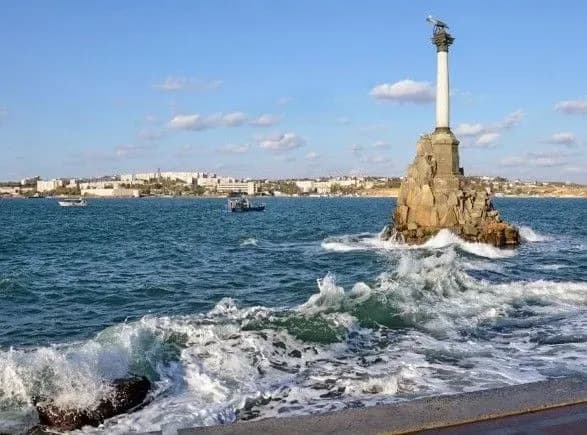 u-sevastopoli-potonuv-plavuchiy-dok-zi-starim-pidvodnim-chovnom