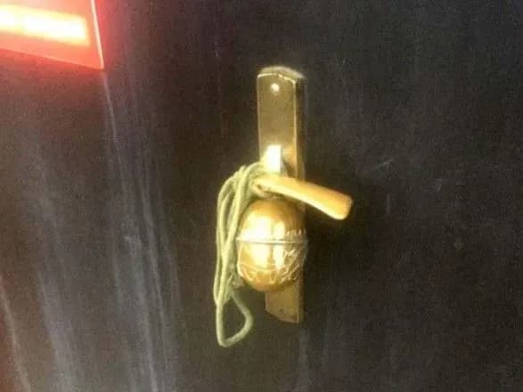 u-rivnomu-pidpriyemtsyu-prikripili-do-dverey-granatu