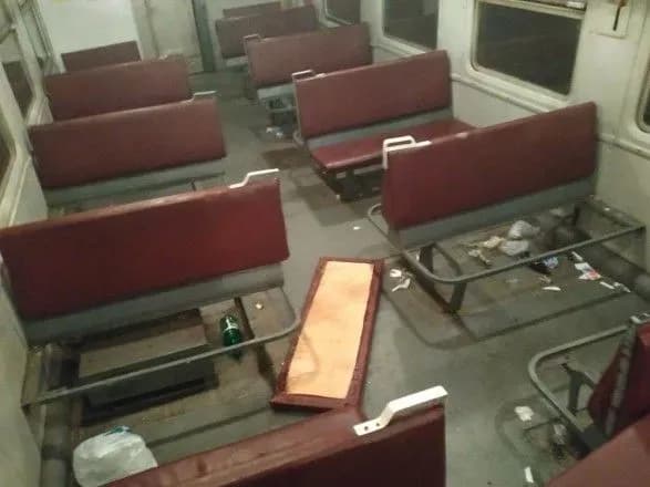 futbolni-khuligani-roztroschili-vagon-poyizda-nizhin-kiyiv