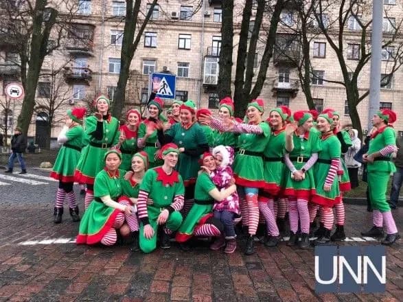 elfi-charivniki-i-pingvini-yakim-buv-pershiy-novorichniy-parad-u-kiyevi