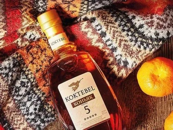 nazvano-brend-ukrayinskogo-konyaku-yakiy-vitrimuyut-u-bochkakh-zi-storichnogo-duba