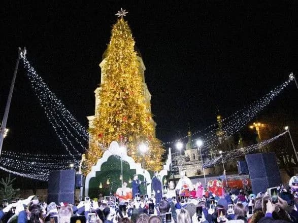 rekord-ukrayini-3d-ilyuminatsiyi-ta-40-metriv-visoti-yakimi-ye-yalinki-v-regionakh