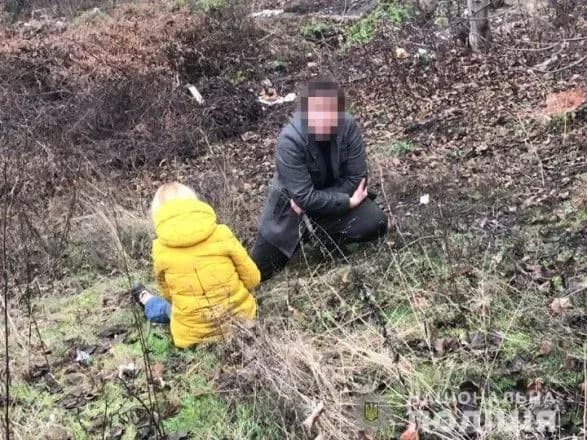 u-kharkovi-politseyskiy-obminyav-sebe-na-zaruchnitsyu-ta-otrimav-nozhovi-poranennya