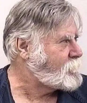 u-ssha-cholovik-z-biloyu-borodoyu-pograbuvav-bank-a-potim-kidavsya-groshima-na-vulitsi-vitayuchi-z-rizdvom