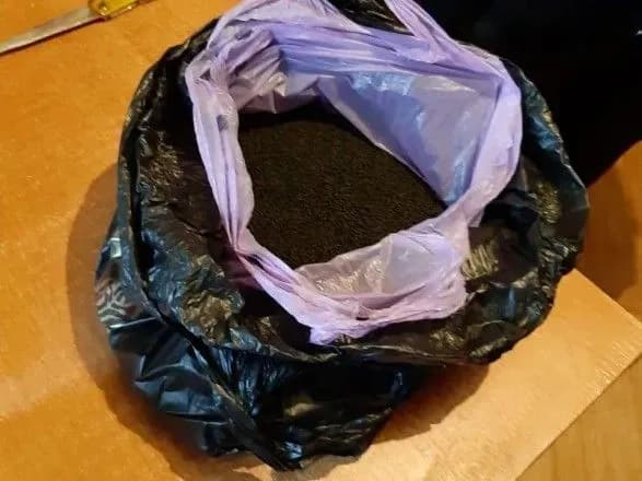 zhinka-na-kiyivschini-prodavala-narkotiki-shkolyaram