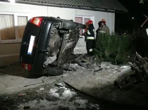 na-prikarpatti-vodiy-vyikhav-u-zhitloviy-budinok