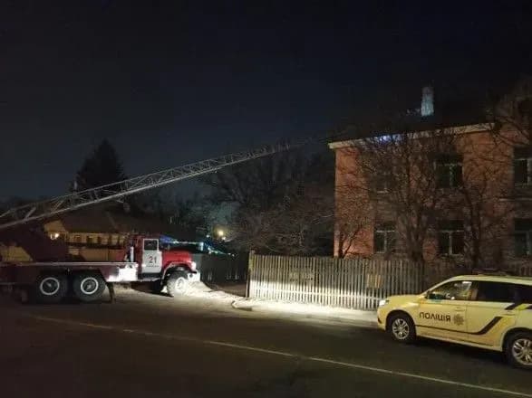 na-kiyivschini-cholovik-iz-malenkoyu-donkoyu-vidersya-na-dakh-budinku