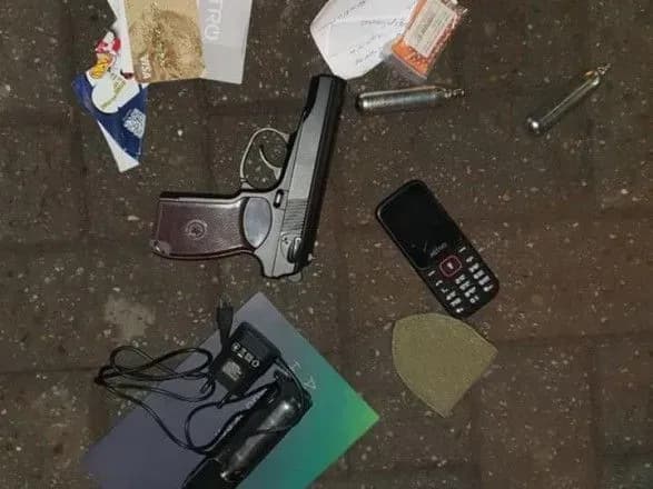 khlopets-u-tsentri-lvova-vlashtuvav-strilyaninu