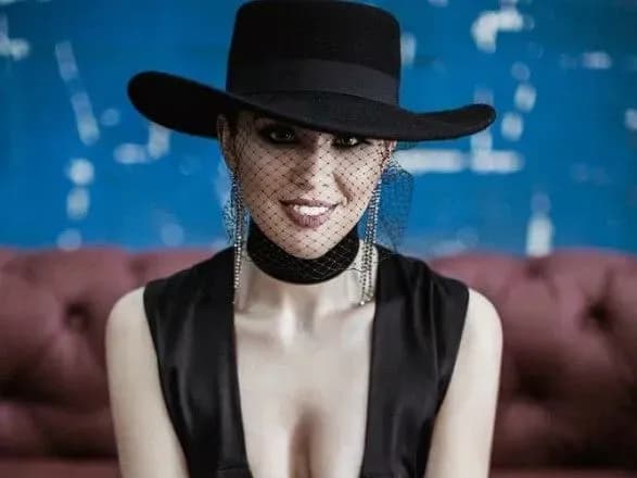 u-kiyevi-pograbuvali-spivachku-maruv