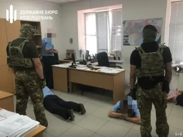 na-mikolayivschini-nachalnika-mitnogo-postu-zatrimali-na-khabari-u-rozmiri-5400-dolariv