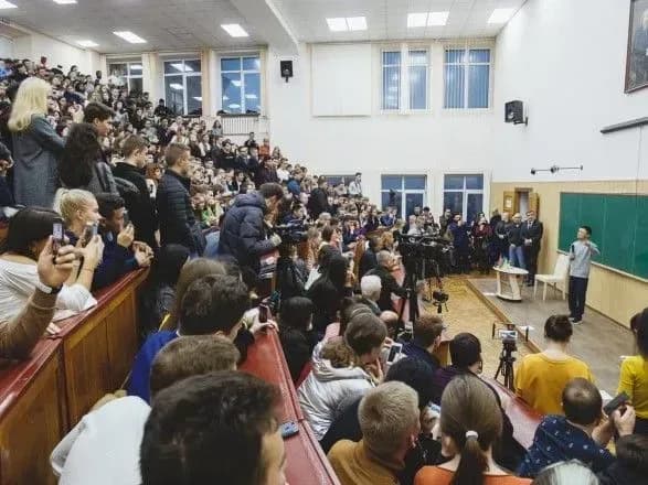 dzhek-ma-yakiy-vidvidav-ranishe-kharkiv-na-zaproshennya-yaroslavskogo-privitav-karazintsiv-z-yuvileyem