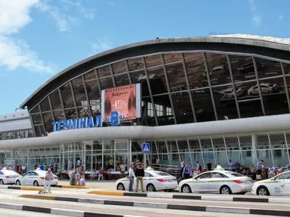 u-nedilyu-ne-pratsyuvatime-odin-z-parkingiv-aeroportu-borispil-cherez-tseremoniyu-vshanuvannya-zagiblikh-ukrayintsiv
