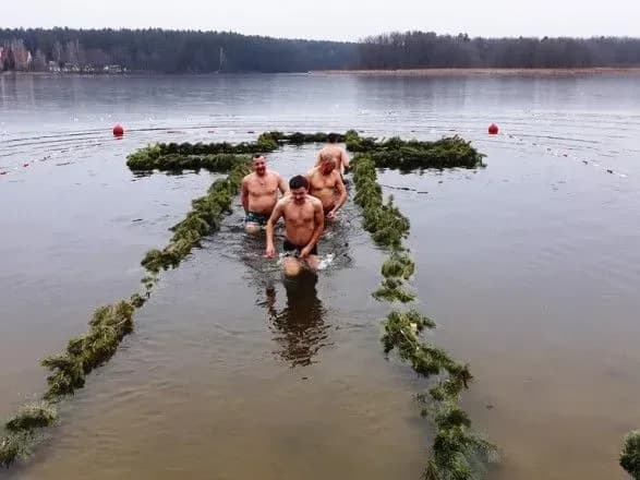 u-zhitomiri-pid-chas-svyatkuvannya-vodokhrescha-pomer-cholovik