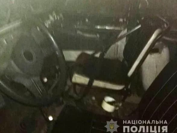 patrulni-u-zupinenomu-avtomobili-viyavili-zastrelenogo-cholovika