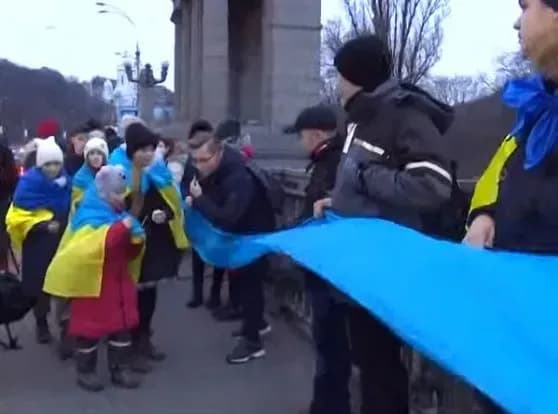 na-mostu-patona-do-dnya-sobornosti-stvoryuyut-zhiviy-lantsyug