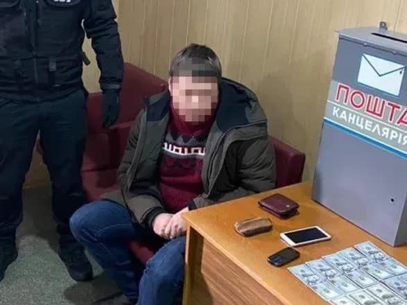 posadovtsya-odnogo-iz-pidpriyemstv-ukroboronpromu-zatrimali-na-khabari-u-2-tis-dolariv