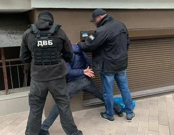 u-kiyevi-boyovik-dnr-strilyav-u-politseyskikh-poraneno-ofitsera