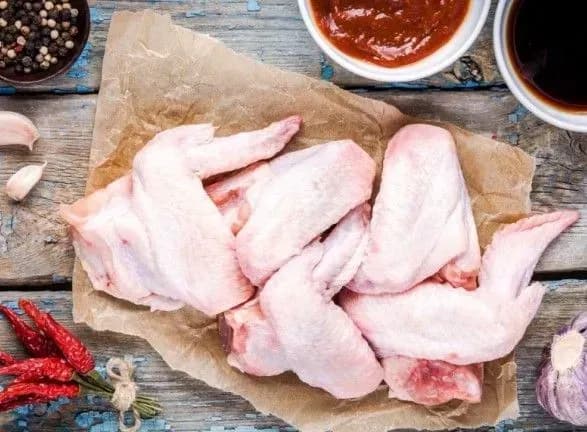 pislya-embargo-yes-nadlishok-ukrayinskoyi-kuryatini-pide-v-inshi-krayini-ekspert