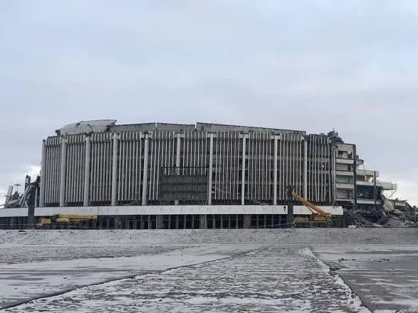 u-peterburzi-obvalilasya-pokrivlya-areni-pid-zavalami-znayshli-tilo-zagiblogo-robitnika