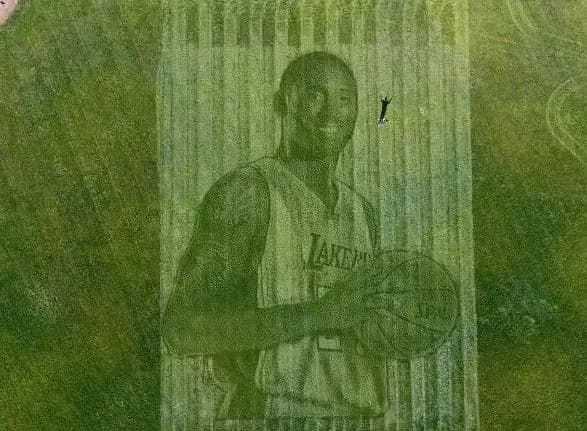 u-ssha-vistrigli-velichezniy-mural-na-chest-kobi-brayanta