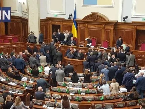 kilka-opozitsiynikh-nardepiv-zablokuvali-prezidiyu-u-radi-pochalasya-shtovkhanina